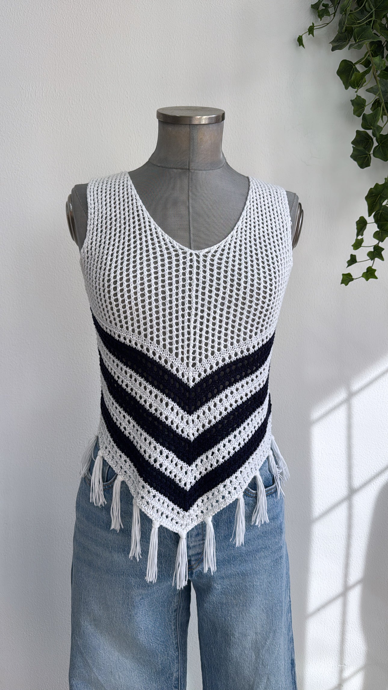 Top forato blu e bianco